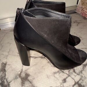 Like new Vince women’s black leather peep toe heels sz 8M